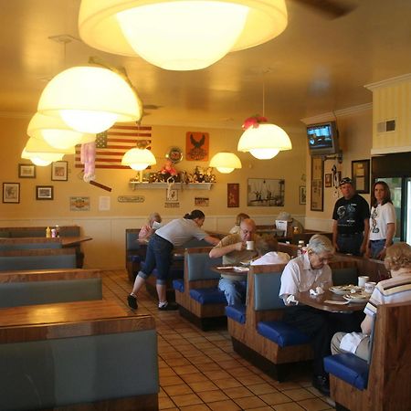 King'S Inn Huntsville Bagian luar foto